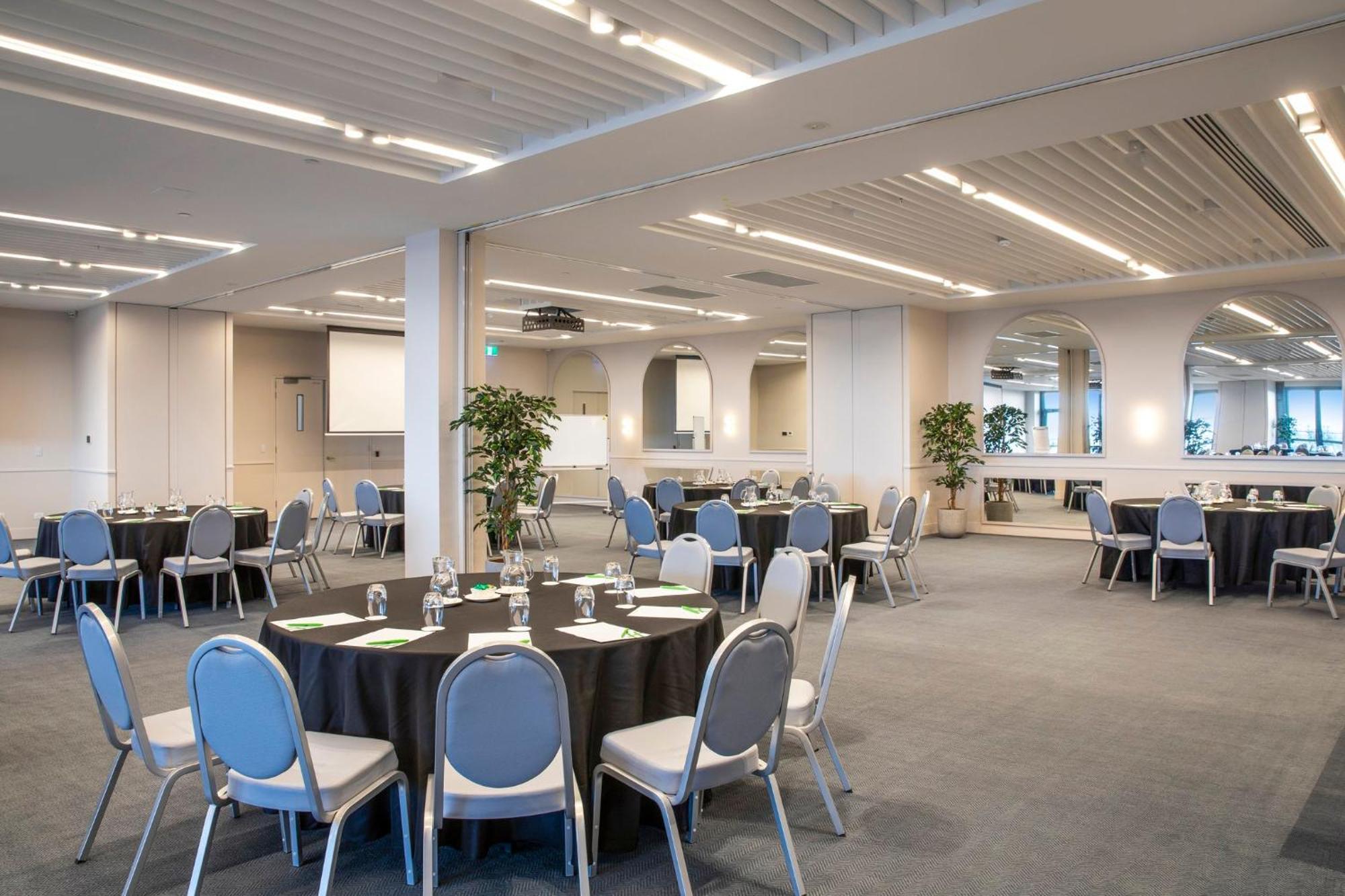 Holiday Inn Werribee By Ihg Екстериор снимка